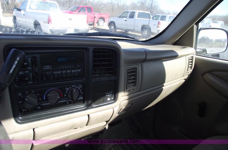 image for item C5888 2002 GMC Sierra 2500HD pickup truck