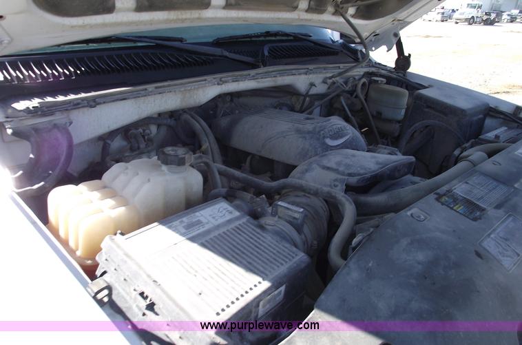 image for item C5888 2002 GMC Sierra 2500HD pickup truck