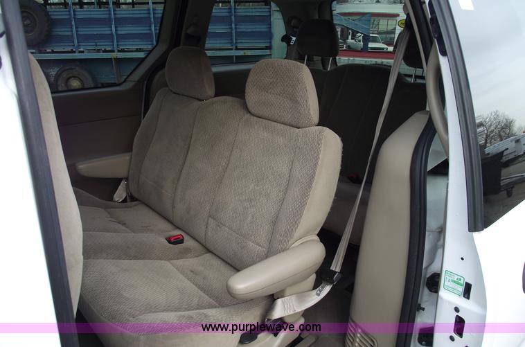 image for item C5917 1999 Ford Windstar LX mini van