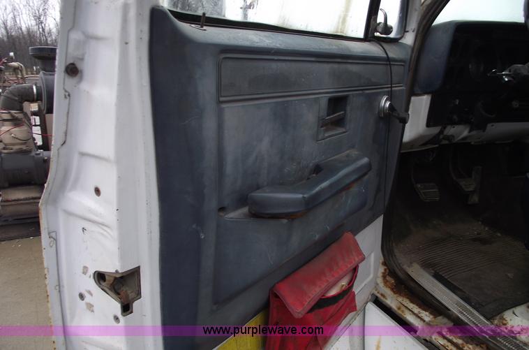 image for item C5950 1981 Chevrolet C60 box truck