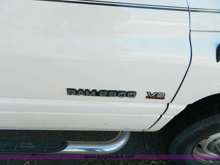 image for item D8641 2001 Dodge Ram 2500 pickup truck