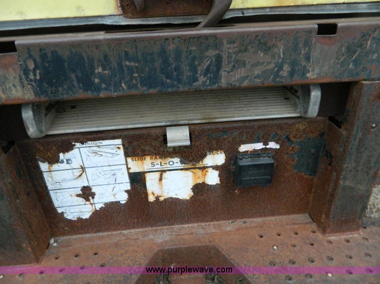 image for item D8664 1987 GMC TopKick 7000 box truck