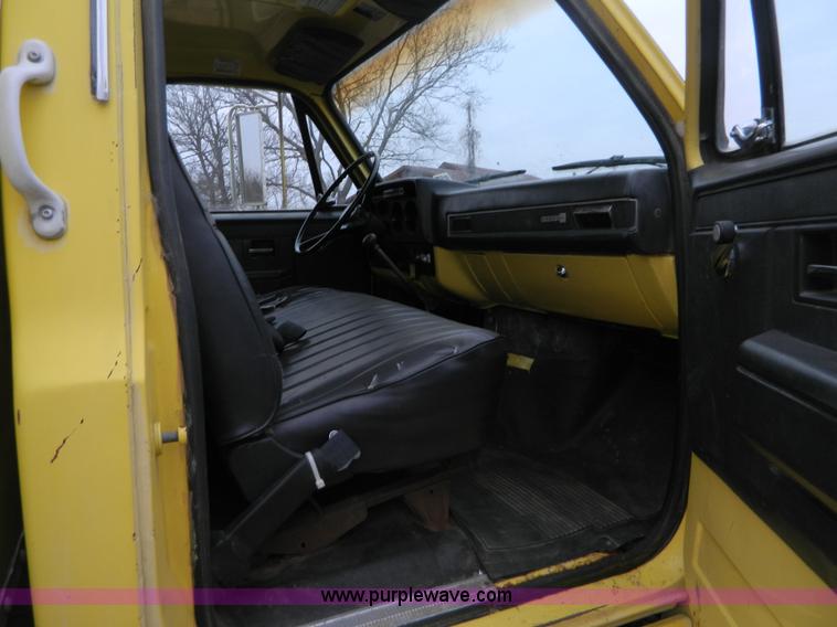 image for item D8664 1987 GMC TopKick 7000 box truck