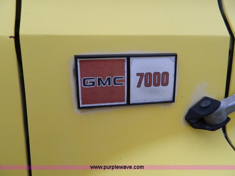image for item D8664 1987 GMC TopKick 7000 box truck