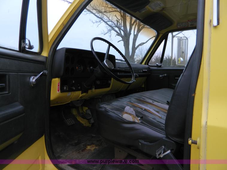 image for item D8664 1987 GMC TopKick 7000 box truck