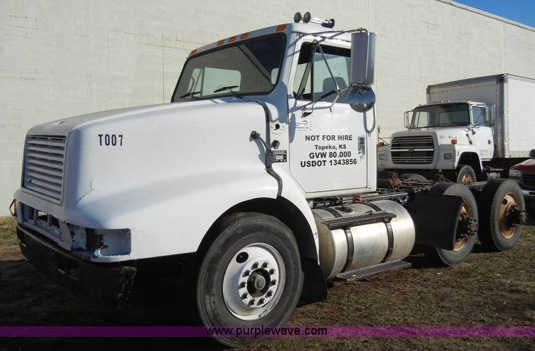 image for item A3319 1995 International 8200 semi truck