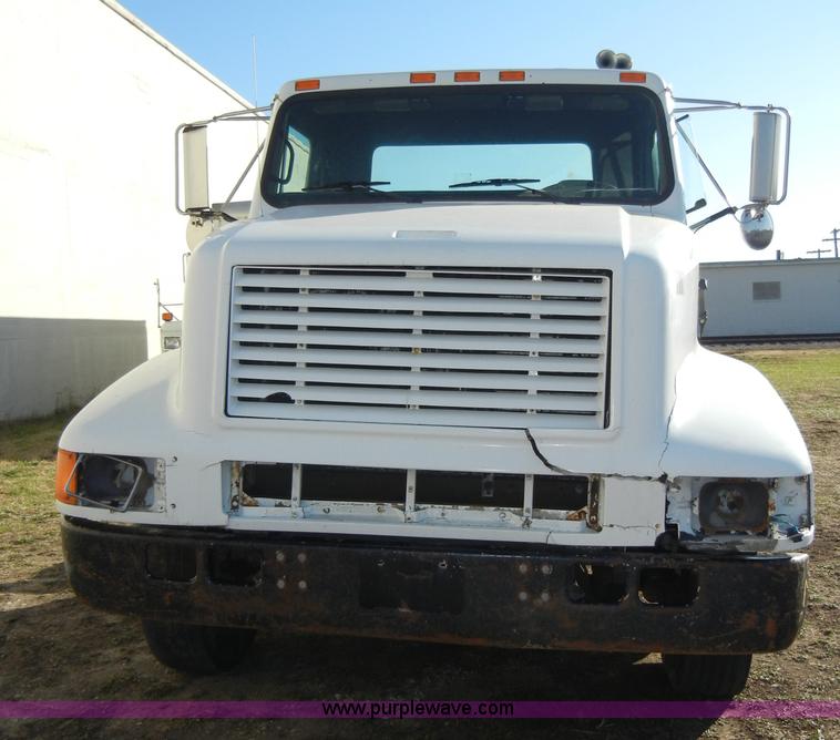 image for item A3319 1995 International 8200 semi truck