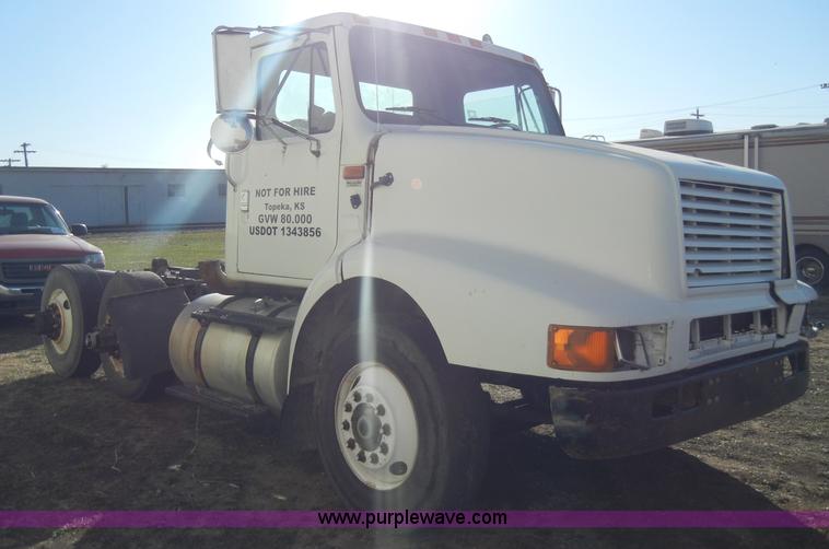 image for item A3319 1995 International 8200 semi truck