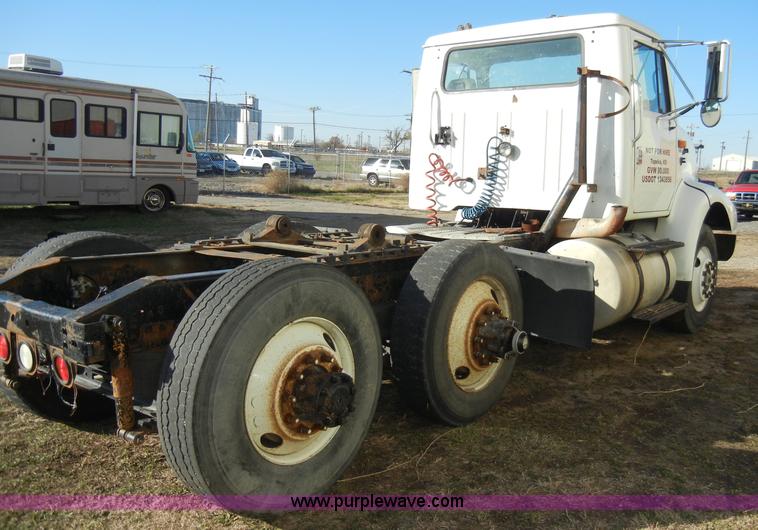 image for item A3319 1995 International 8200 semi truck