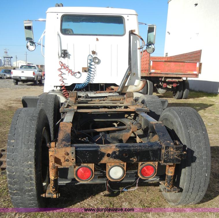 image for item A3319 1995 International 8200 semi truck
