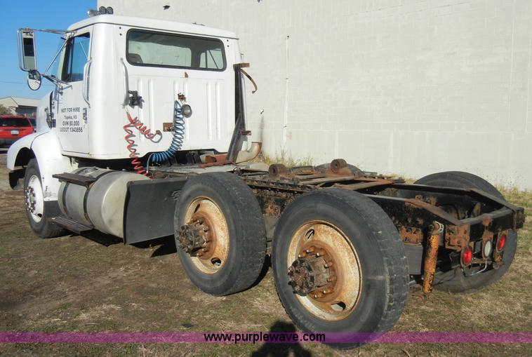 image for item A3319 1995 International 8200 semi truck