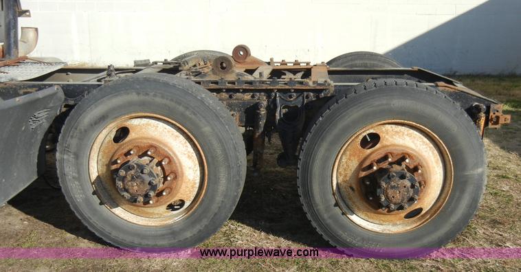 image for item A3319 1995 International 8200 semi truck