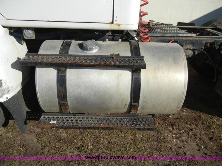 image for item A3319 1995 International 8200 semi truck