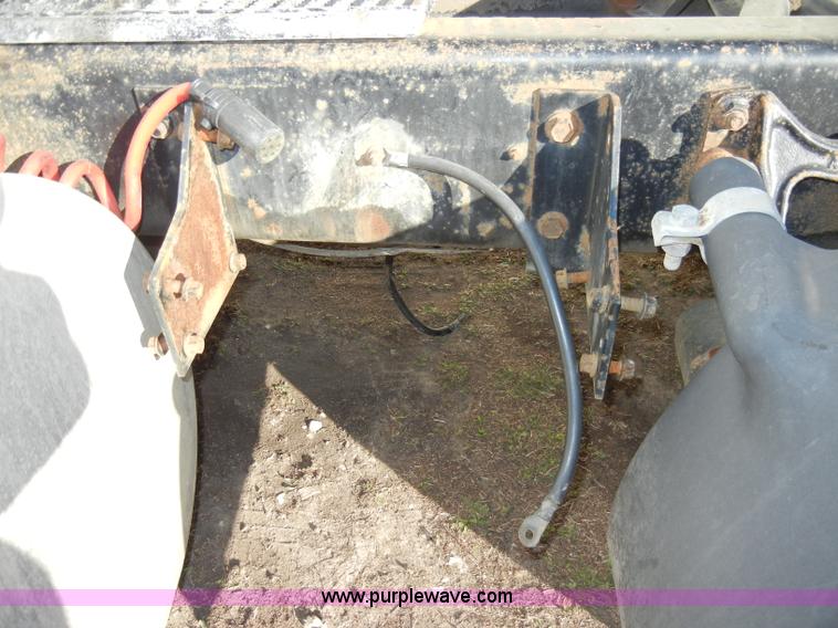 image for item A3319 1995 International 8200 semi truck