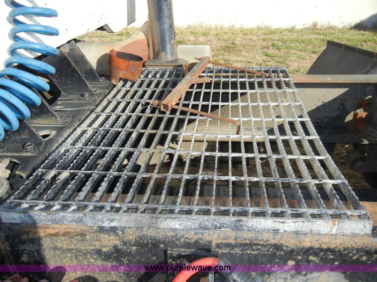 image for item A3319 1995 International 8200 semi truck