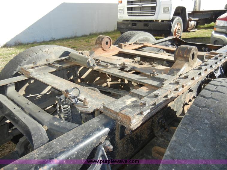 image for item A3319 1995 International 8200 semi truck