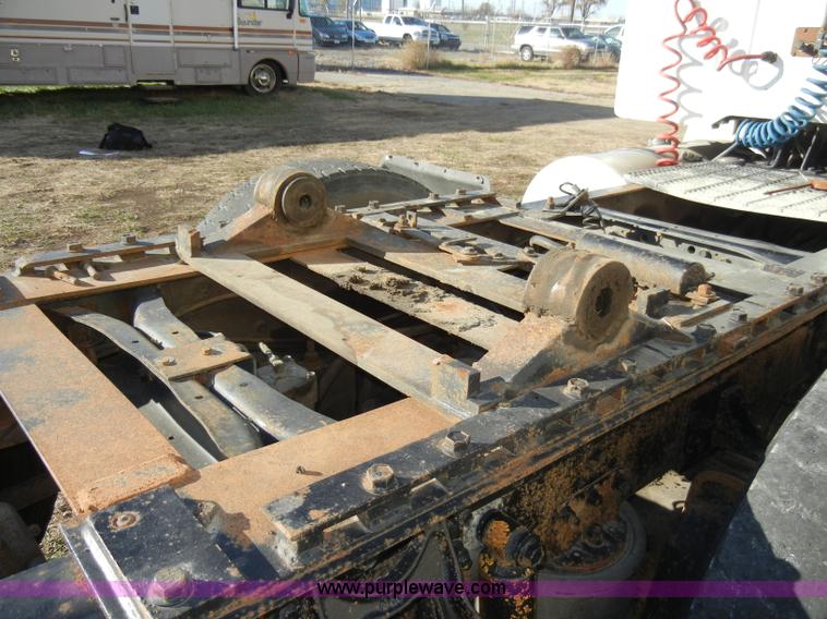 image for item A3319 1995 International 8200 semi truck