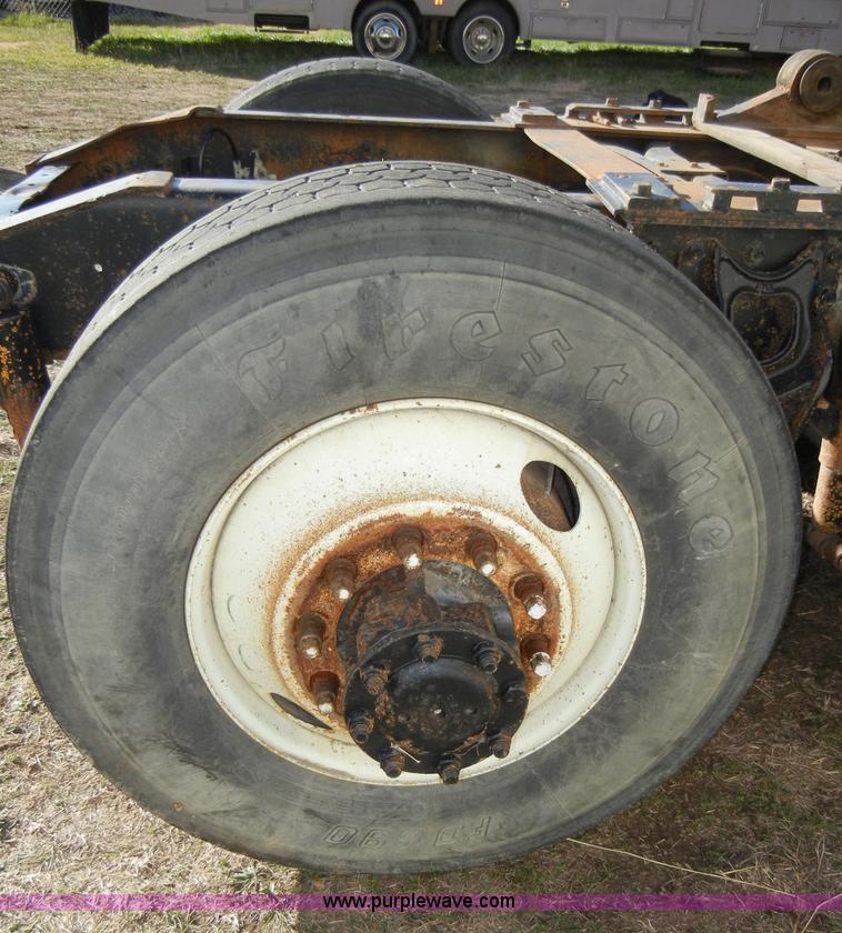 image for item A3319 1995 International 8200 semi truck