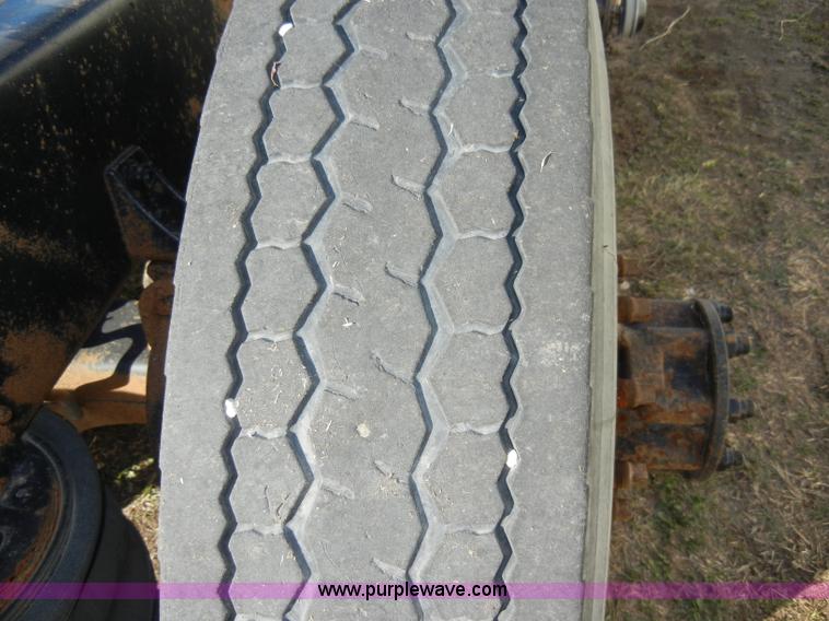 image for item A3319 1995 International 8200 semi truck