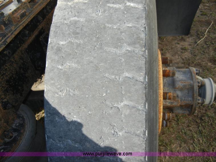 image for item A3319 1995 International 8200 semi truck