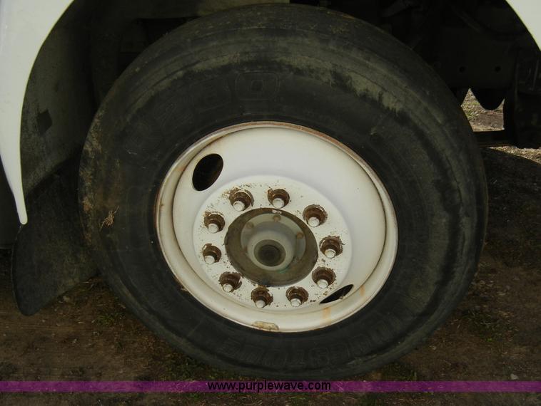 image for item A3319 1995 International 8200 semi truck