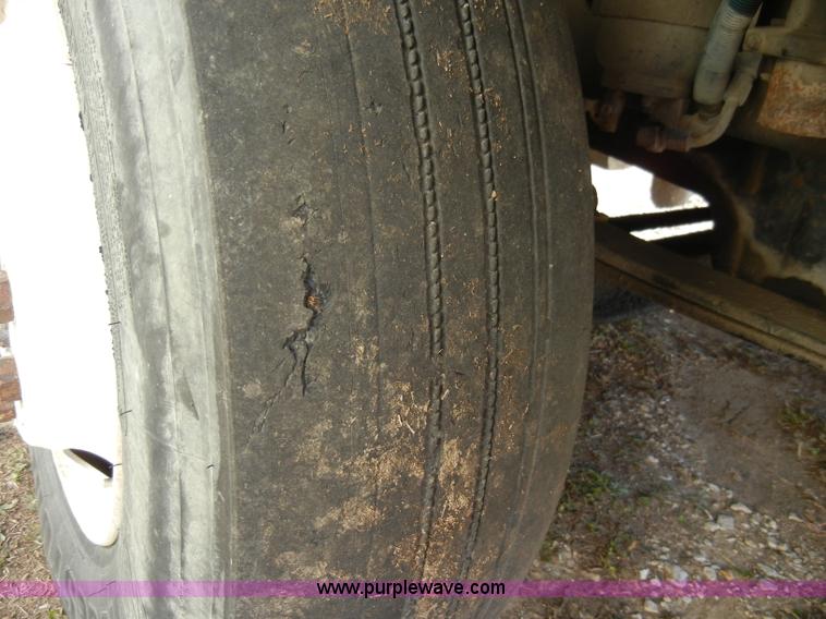 image for item A3319 1995 International 8200 semi truck