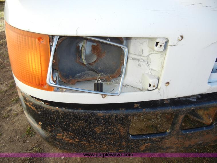 image for item A3319 1995 International 8200 semi truck