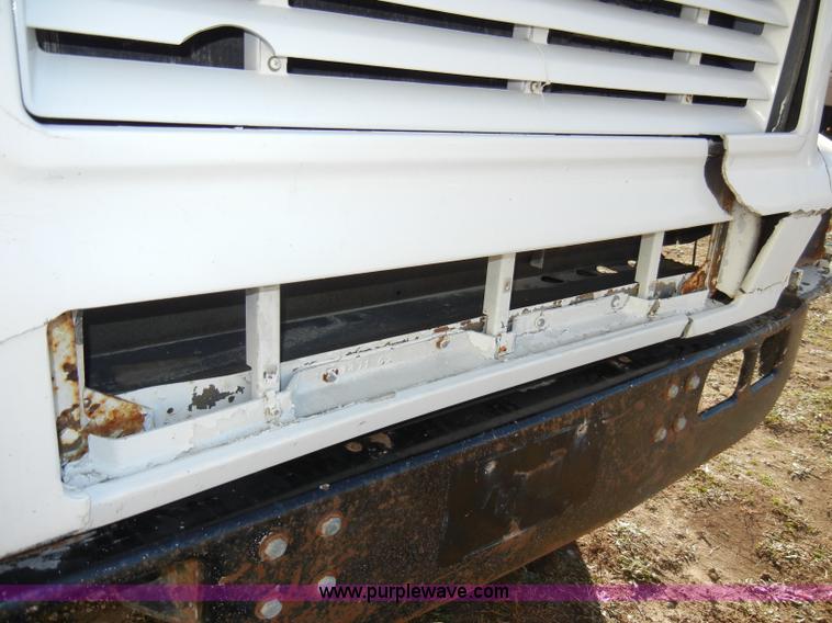 image for item A3319 1995 International 8200 semi truck