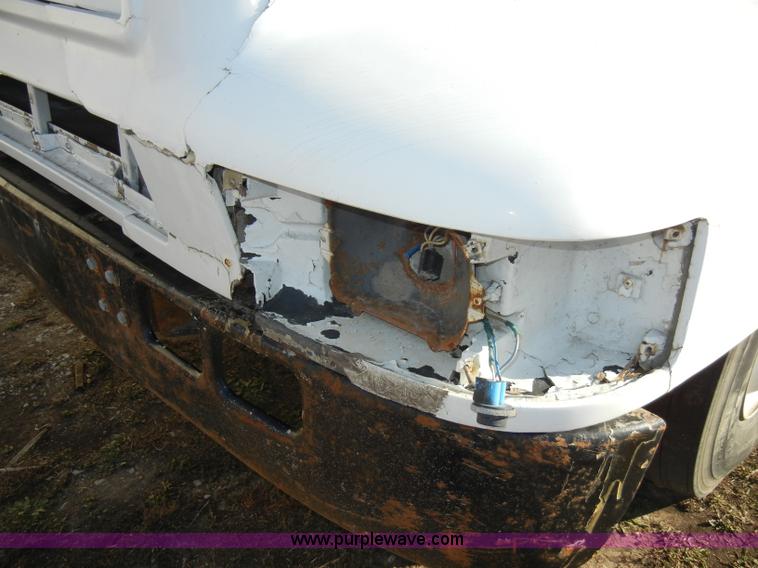 image for item A3319 1995 International 8200 semi truck