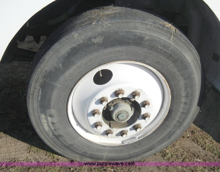 image for item A3319 1995 International 8200 semi truck