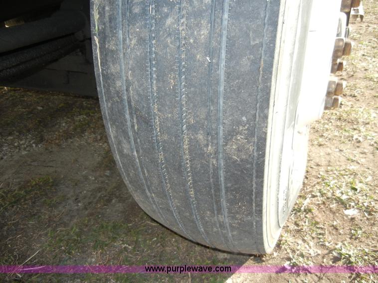 image for item A3319 1995 International 8200 semi truck