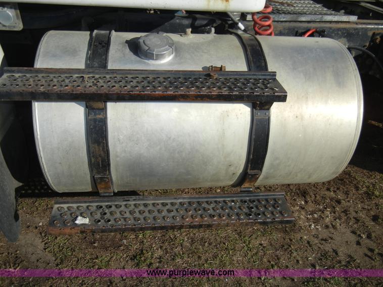 image for item A3319 1995 International 8200 semi truck