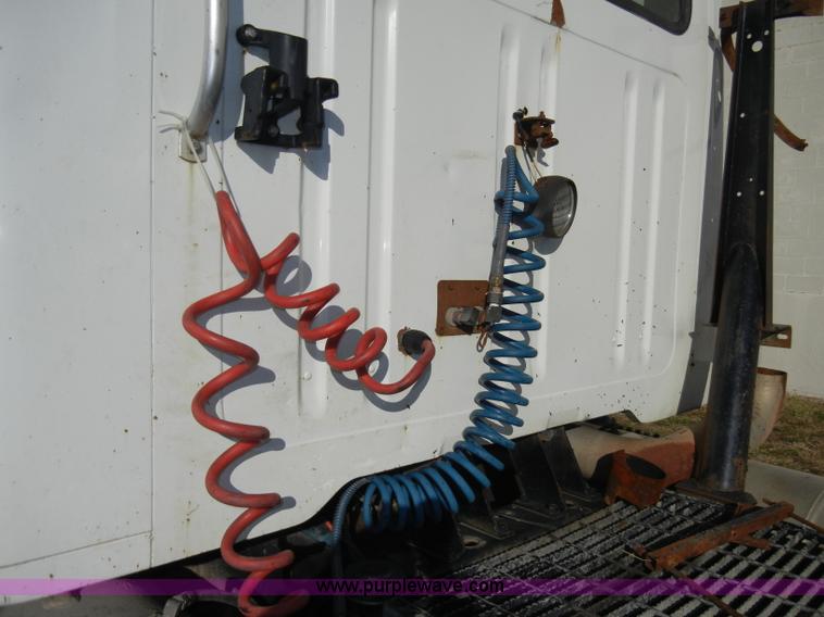 image for item A3319 1995 International 8200 semi truck