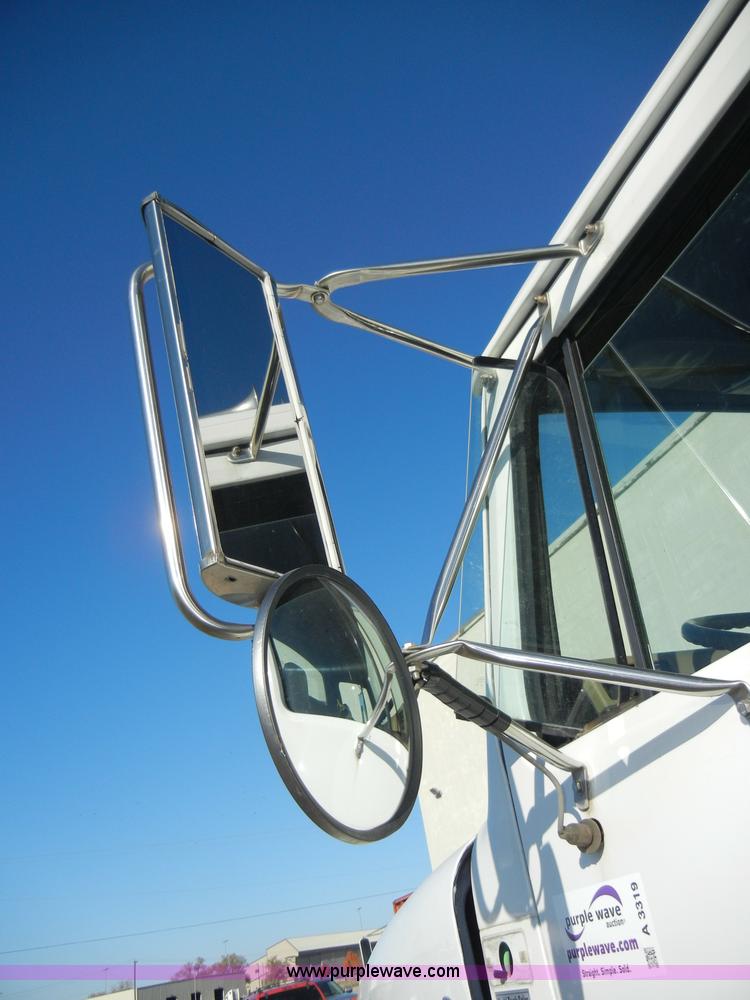 image for item A3319 1995 International 8200 semi truck