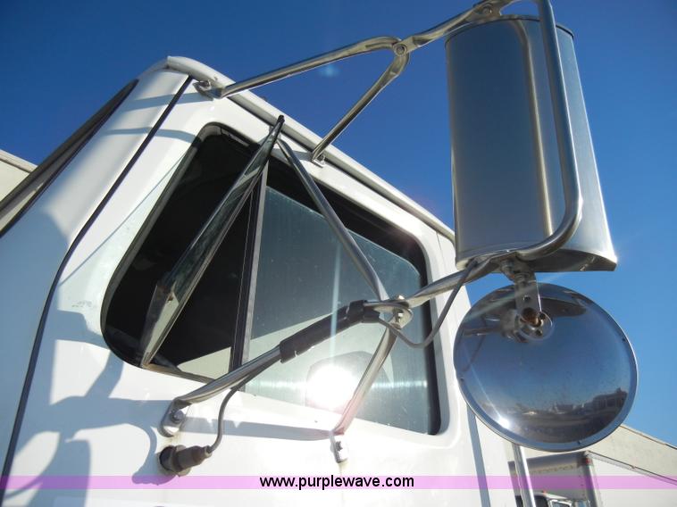 image for item A3319 1995 International 8200 semi truck