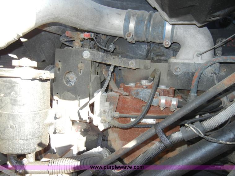 image for item A3319 1995 International 8200 semi truck