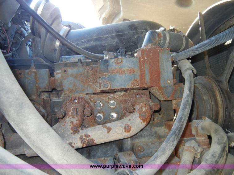 image for item A3319 1995 International 8200 semi truck