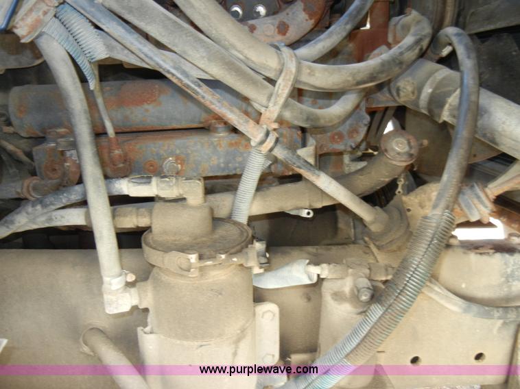 image for item A3319 1995 International 8200 semi truck