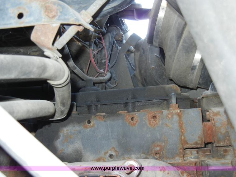 image for item A3319 1995 International 8200 semi truck