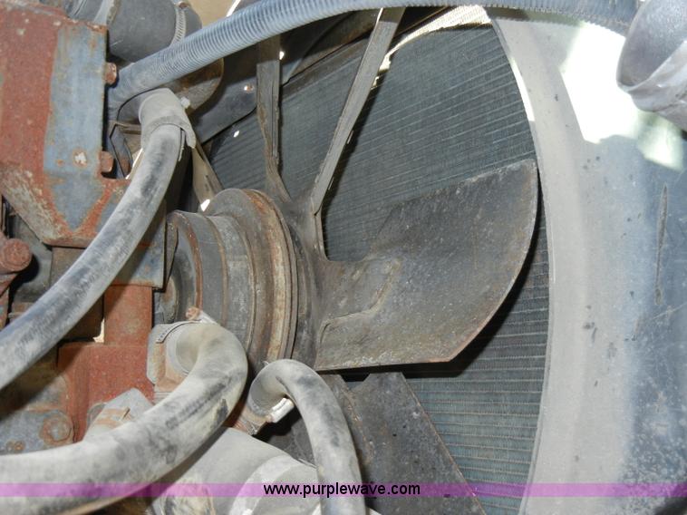 image for item A3319 1995 International 8200 semi truck