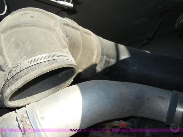 image for item A3319 1995 International 8200 semi truck