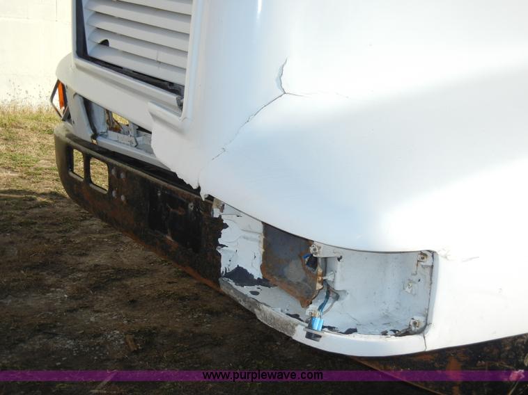 image for item A3319 1995 International 8200 semi truck