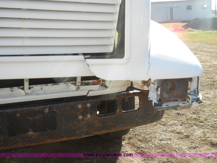 image for item A3319 1995 International 8200 semi truck