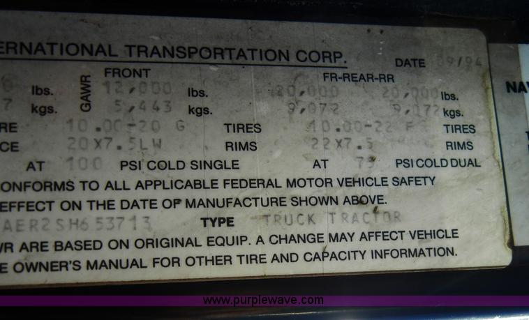 image for item A3319 1995 International 8200 semi truck