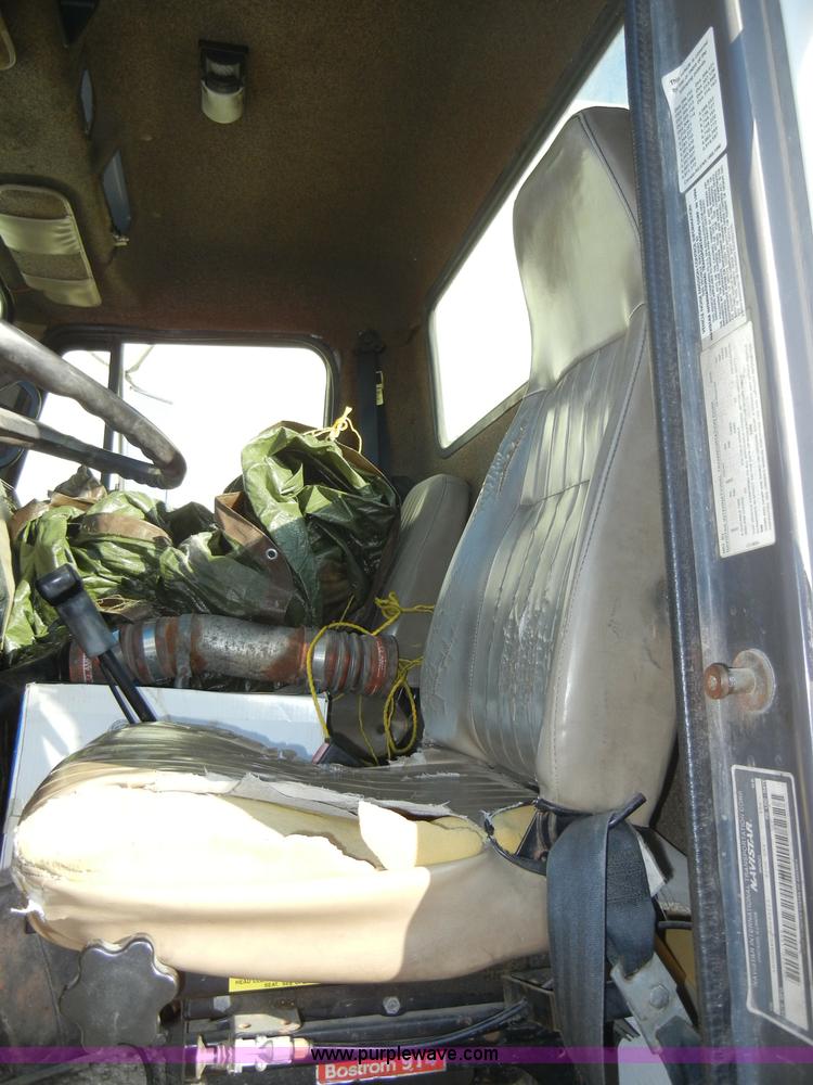 image for item A3319 1995 International 8200 semi truck