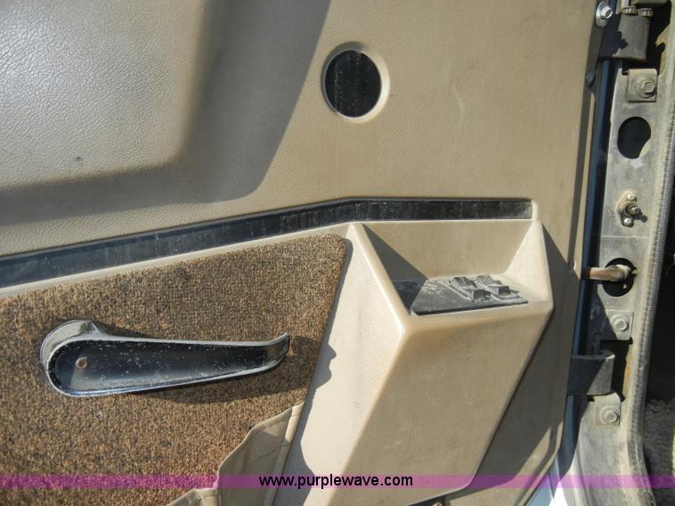 image for item A3319 1995 International 8200 semi truck