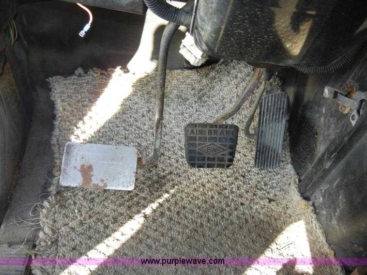 image for item A3319 1995 International 8200 semi truck