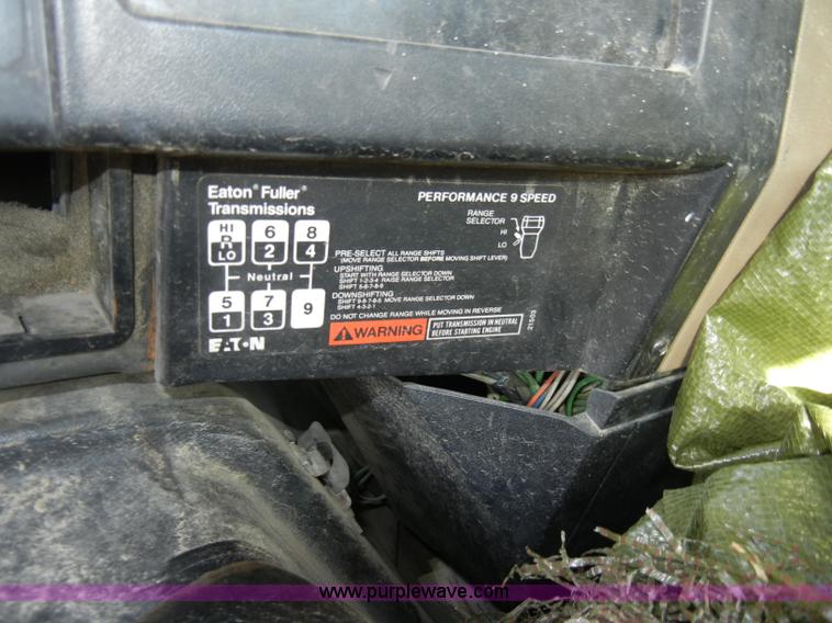 image for item A3319 1995 International 8200 semi truck