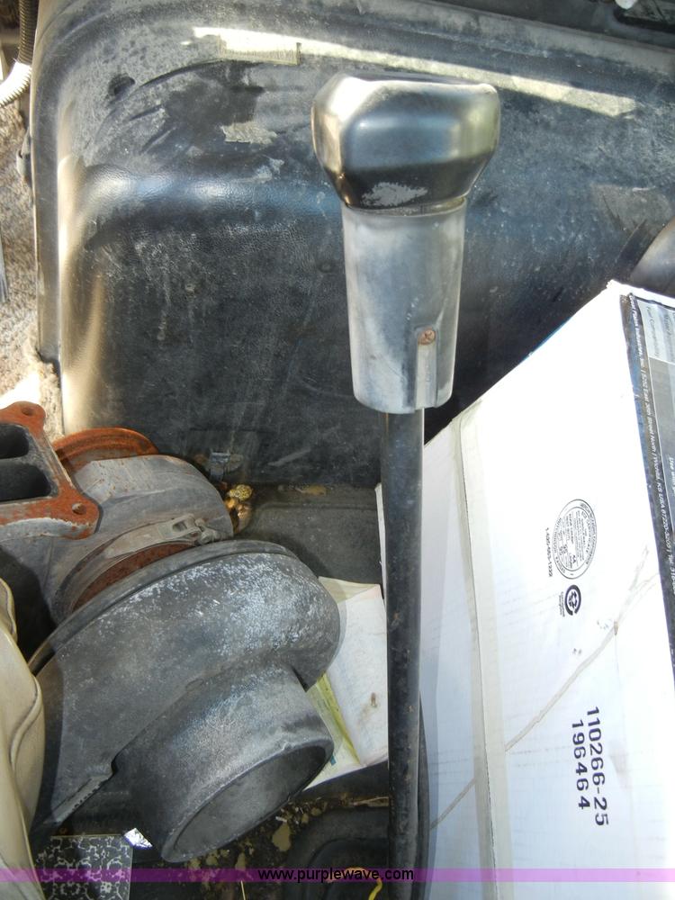 image for item A3319 1995 International 8200 semi truck