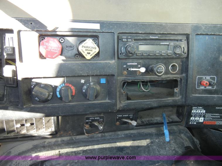 image for item A3319 1995 International 8200 semi truck